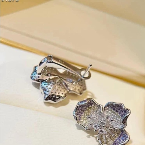 Leaf crystal french back gold plated earrings - Picture 2 of 2